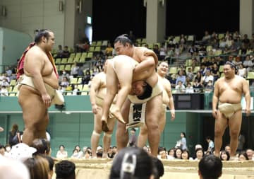 大相撲「横須賀場所」、7年ぶり開催　照ノ富士や地元出身・蒼富士に大きな歓声