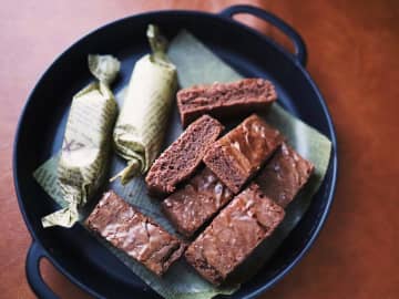 冷蔵庫で冷やしておいしい♪混ぜて焼くだけ「チョコレートブラウニー」レシピ