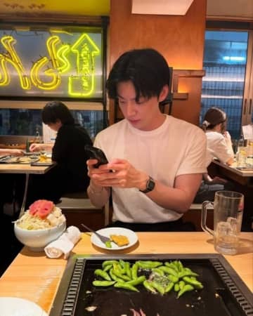 アン・ジェヒョン、日本のもんじゃ屋で枝豆を爆食い！？シンプルコーデでも輝くビジュアル