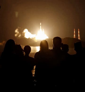 ロケットの光に包まれ大きな歓声　種子島各地に見物客