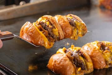 神戸発「ブリスクスタンド」新宿＆麻布十番に、断面を鉄板で2度焼きする名物ハンバーガー”切ったやつ”