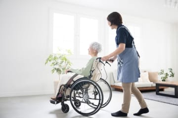 義父母と同居になり、介護費用は夫と「折半」と言われました。パート勤務で月5万円の出費は痛いのですが、在宅介護ではなく「老人ホーム」に行ってもらった方がいいでしょうか？