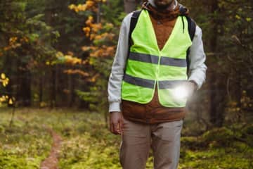 【実録】夜中に「懐中電灯」を持って犬の散歩をしていたら、警察に“職務質問”を受けることに！「理由のない持ち歩き」は禁止なの？ 万一捕まった場合の罰金についても解説