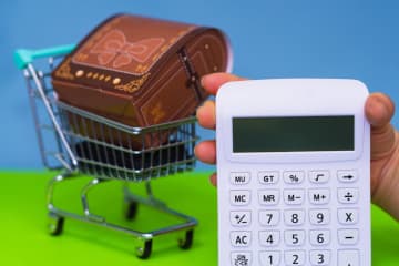 年収400万円台の家庭で塾代が「月3万円」を超えると家計が厳しいです…。教育費って、みんなどのようにやりくりしているのでしょうか？