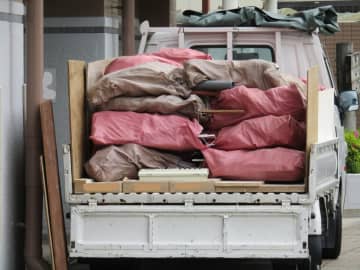 乗用車やトラックで荷物をはみ出して運ぶと違反？知らないと損する積載のルールとは