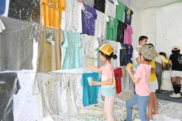 藤沢でワークショップ　Tシャツの壁にペンキのしぶきを飛ばしてアートに