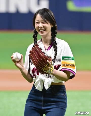 【PHOTO】KARA スンヨン、始球式に登場…キュートな笑顔
