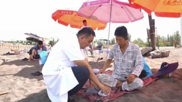 中国新疆トルファンで伝統の「砂療法」が人気