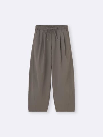 【GU】他にないシルエット♡「バレルレッグパンツ」