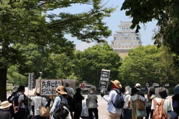 「斎藤知事辞めろデモ」神戸に続き姫路でも　増山誠県議は行進を追尾、生配信しながら「斎藤ガンバレ」