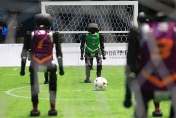 中国初のAIロボット3対3サッカー大会、北京で開催