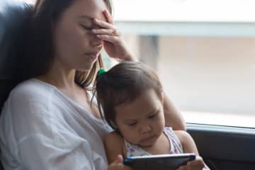 「もう限界」怒鳴られながら電車に乗った私が、夫を振り切って向かった先と“支配の鎖”を断ち切った瞬間