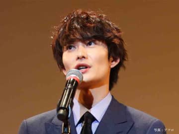 岡田将生さんがツーショットを公開　ビデオ電話した、まさかの相手が？