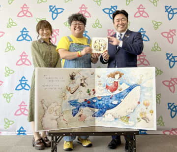 「無理してるって言ったっていいよ」　つらさ包み込む「うた絵本」　厚木在住のアーティスト2人が市に105冊寄贈
