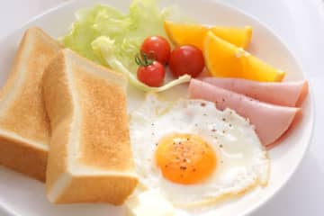 「目玉焼きを作る」って英語でどう言う？