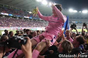 守護神のFC東京ラストマッチ、｢ゴール裏のサポーター目がけて蹴れば入ると思った｣横浜FC櫻川ソロモンに先制点を許した元日本代表38歳が劇的な逆転弾