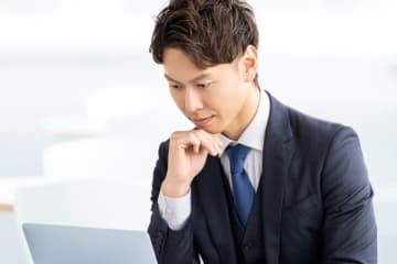 「君、何年目だ？ 情けないな」後輩からプログラミングを教わっていたら「おじさん社員」に謎の叱責を受けた男性【再配信】
