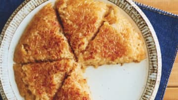にぎらず簡単にできる焼きおにぎり！食卓で切り分けたら子どもも喜ぶ、料理初心者の料理家が考案した「豪快焼きおにぎり」