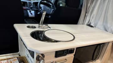 「ふたり旅の理想形」ベッドはダブルサイズ、収納は想像以上。キッチン付きのキャンピングカー。