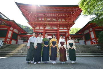 當真あみらが近江神宮に参拝　袴姿で新生「ちはやふる」ヒット祈願