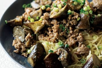 麺があればごはんづくりは大丈夫！ ごま油×にんにくで食欲UPの「なすの麻婆和え麺」