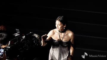 【動画】柴咲コウ、美デコルテ映える大胆ドレス　白に黒をレイヤード「一見黒いけど…」