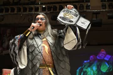 【DDT】無期限休業中の髙木三四郎が新調されたアイアンマンのベルトを強奪！「25周年のアイアンマンベルトをさらに輝かしてやる」