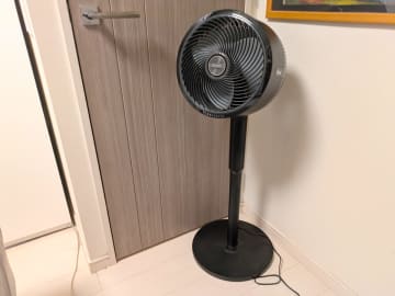 【家電レビュー】寝室からアウトドアまで1台で。シャークのコードレス扇風機が優秀!