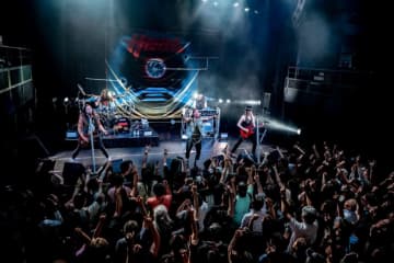 【ライブレポート】7年越しの歓喜、H.E.A.Tが原点回帰で示した圧巻の演奏と80s愛