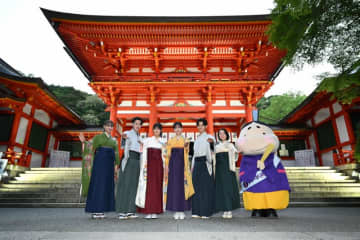 『ちはやふる』“かるたの聖地”近江神宮を訪れヒット祈願