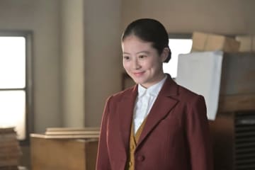 明日の『あんぱん』“のぶ”今田美桜、高知新報夕刊を担当　“嵩”北村匠海はアメリカの雑誌を手にする