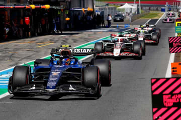 F1で珍事発生　スタート地点でマシン立ち往生→ピットで発火、1周目から2台リタイアと波乱連発
