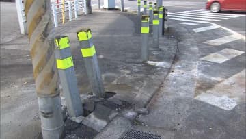 四街道市の交差点で乗用車同士の事故　1台はフロント部分と右側面大破し10代男性死亡、同乗者男性負傷　もう1台の女性運転手も負傷　千葉