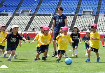 子どもたち、サッカーの楽しさ体験　内田さんもピッチに　茨城・鹿嶋　