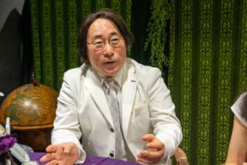 【浦安のあのヒトを占ってみた！】NHK「チコちゃんに叱られる！」で話題の辻元よしふみさんと、イラストレーターの辻元玲子さんを占ってみた！夫婦で紡ぐ物語に"縁結び"を――《直筆サイン入り著書のプレゼントもあるよ♪》｜魔女☆Maison