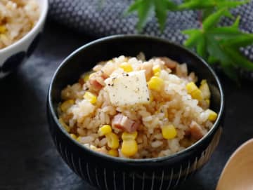 炊飯器に材料を入れるだけ！甘じょっぱさがたまらない♡とうもろこしとベーコンの炊き込みごはん