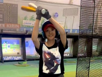 藤原紀香、驚異の金属バット2本持ち！ホームラン級バッティングに「す、凄い」「キマってます」
