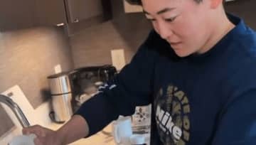 そうめんを熱々のまま器へ？　ゴルフ・岩井ツインズの“豪快すぎるクッキング”につっこみ殺到