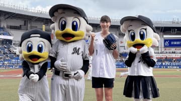 「ノーバウンド、流石」「ナイスセンス」狩野舞子、始球式でみせた美脚ユニフォーム姿に反響