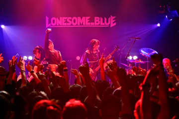【ライブレポート】Lonesome_Blue、思い出の地で3周年記念ライブ「3年分の思いを込めてぶちかまします」