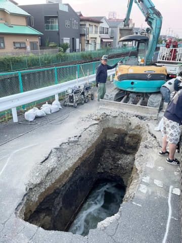 怖い…埼玉で新たに道路陥没、穴は縦横1メートル　下の下水管が腐食か　車や人の交通量が多い川口の市道、全面通行止め　周辺に住宅や商業施設　近所の住人「八潮と重なる」「巻き込まれず良かった」