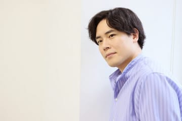 木村徹二『雪唄』特別盤発売！ 亡くなった祖父がモチーフの『湯吞み酒』と、父・鳥羽一郎の『鯱』 のカバーがカップリング。特別盤にちなみ木村徹二にとっての特別な〇〇を聞いた！