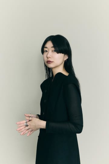 【私のメイクポーチ事情Vol.2】「今の私」の最適解。グラフィックデザイナーの削ぎ落としコスメ