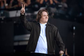 ルイス・キャパルディ、【グラストンベリー】にサプライズで復帰「戻ってきたぜ、ベイビー」