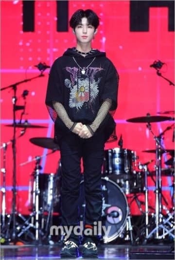 Xdinary Heroes ジュンハン、不適切な発言が議論に…本人とJYPが謝罪「正しい知識を持って行動する」