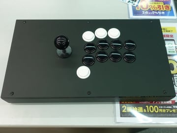 三和電子レバー/ボタン搭載のアケコン「Fightbox M8 CrossUP」が発売