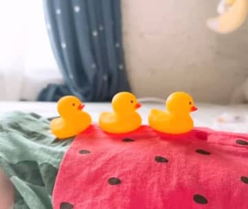 「隊長今日も穏やかな波です」“あるもの”の上で波乗りするアヒルのおもちゃがかわいすぎると話題に「尊い」「発想が天才的」