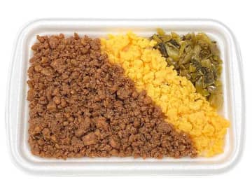 しっとり優しい味の鶏そぼろ、玉子そぼろ、高菜炒めをご飯に盛り付けて税込399円! セブン‐イレブンが「鶏そぼろごはん」を発売