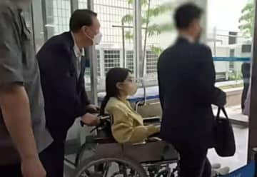 「なぜ車椅子に？」退院した金建希夫人に「うつ病と関係あるのか」＝韓国報道