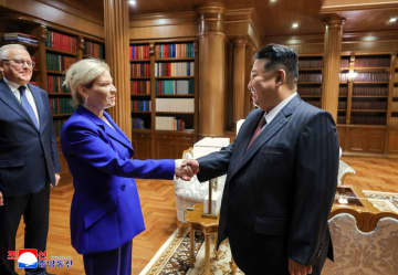金正恩総書記がロシア文化相と会談…北朝鮮とロシアが文化交流でも協力と北朝鮮メディア　ロシアに派遣された北朝鮮兵か？写真映し出される